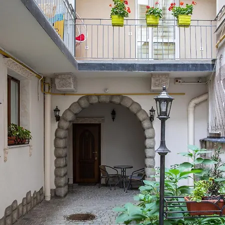 Rynok Square Center Two Bedroom Apartment! Lviv