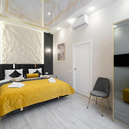 Rynok Square Center Two Bedroom Apartment! Lemberg