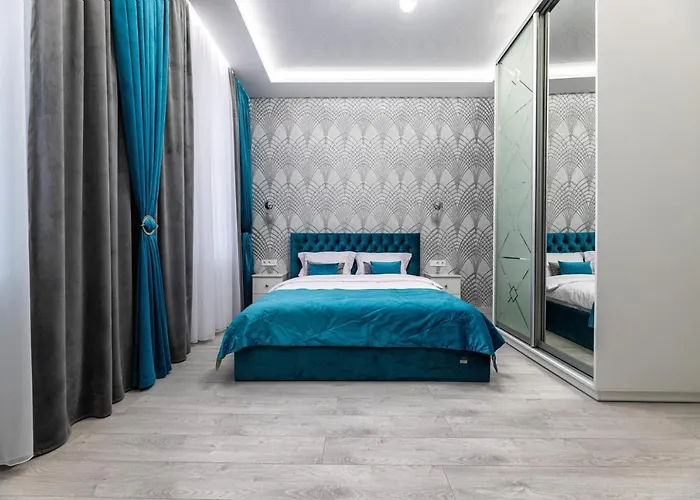 Rynok Square Center Two Bedroom Apartment! דירה