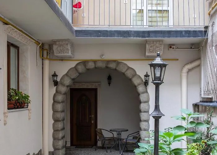 Rynok Square Center Two Bedroom Apartment! לבוב