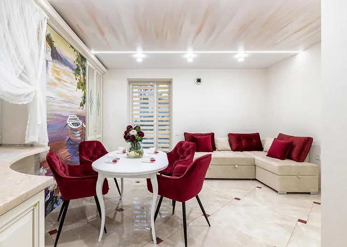 Rynok Square Center Two Bedroom Apartment! Λβιβ