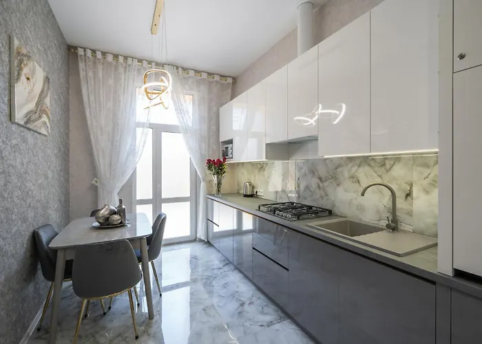 Rynok Square Center Two Bedroom Apartment! * לבוב