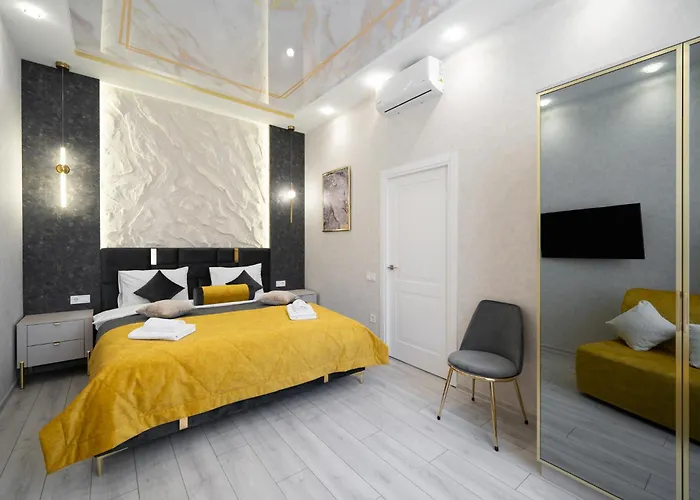 Rynok Square Center Two Bedroom Apartment! Λβιβ