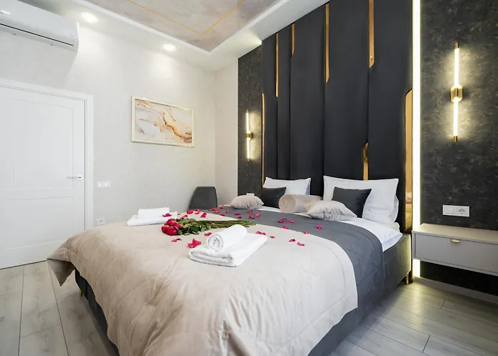 Rynok Square Center Two Bedroom Apartment! דירה *