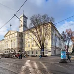 Rynok Square Center Two Bedroom Apartment! リヴィウ