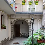 Rynok Square Center Two Bedroom Apartment! リヴィウ