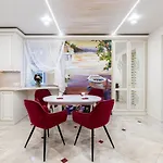 Rynok Square Center Two Bedroom Apartment! アパート リヴィウ