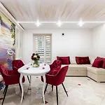 Rynok Square Center Two Bedroom Apartment! リヴィウ