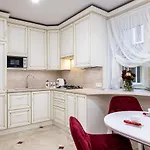 Rynok Square Center Two Bedroom Apartment! リヴィウ
