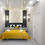 Rynok Square Center Two Bedroom Apartment! アパート リヴィウ