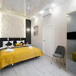 Rynok Square Center Two Bedroom Apartment! リヴィウ