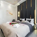 Rynok Square Center Two Bedroom Apartment! アパート *