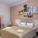Rynok Square Center Two Bedroom Apartment! リヴィウ